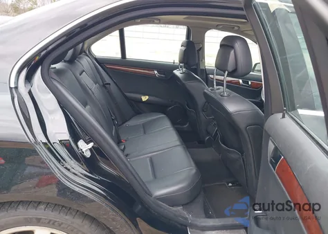 2011 Mercedes-Benz C 300 Luxury/Sport z USA, uszkodzony, nr VIN WDDGF5EB6BA476437